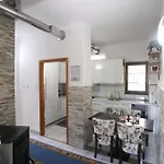 Quiet & Cosy Hillside Hideway Near Bus & Train St *