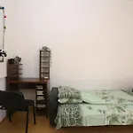 Quiet & Cosy Hillside Hideway Near Bus & Train St Apartman