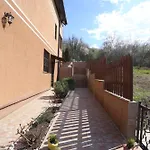 Quiet & Cosy Hillside Hideway Near Bus & Train St Apartman