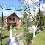 Quiet & Cosy Hillside Hideway Near Bus & Train St Apartman Szarajevó