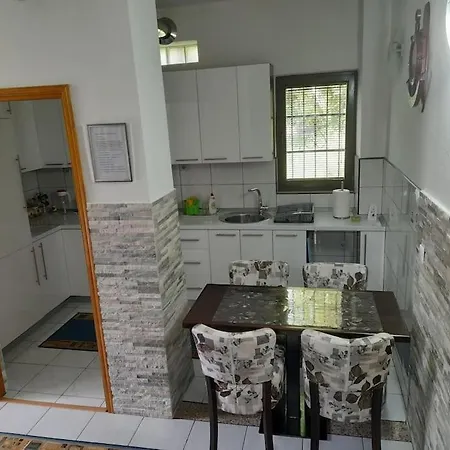 Quiet & Cosy Hillside Hideway Near Bus & Train St