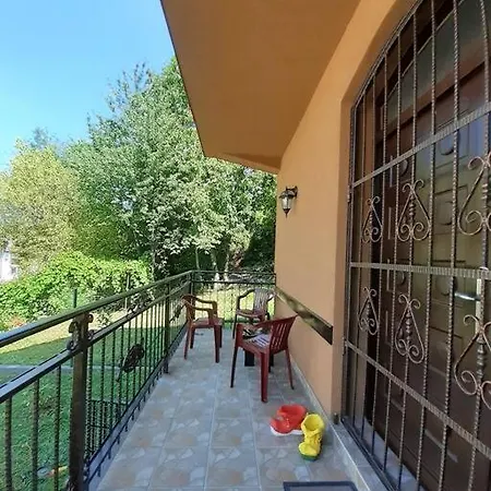 Quiet & Cosy Hillside Hideway Near Bus & Train St Apartment