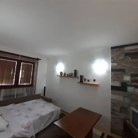 Quiet & Cosy Hillside Hideway Near Bus & Train St Apartment