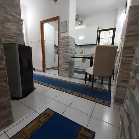 Quiet & Cosy Hillside Hideway Near Bus & Train St Apartment