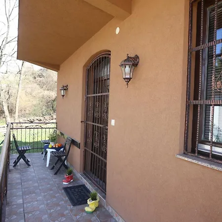 Апартаменты Quiet & Cosy Hillside Hideway Near Bus & Train St Сараево