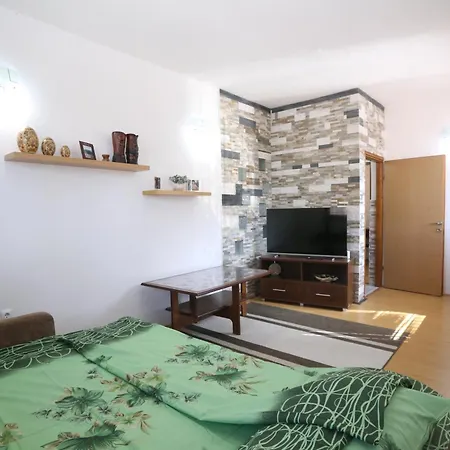 Quiet & Cosy Hillside Hideway Near Bus & Train St Apartman