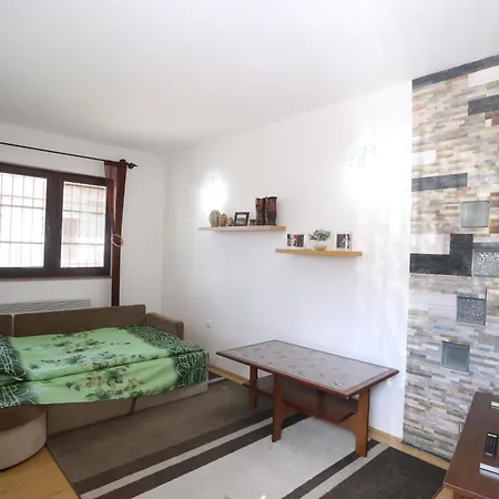 Апартаменты Quiet & Cosy Hillside Hideway Near Bus & Train St Сараево