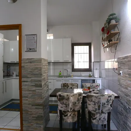 Апартаменты Quiet & Cosy Hillside Hideway Near Bus & Train St *