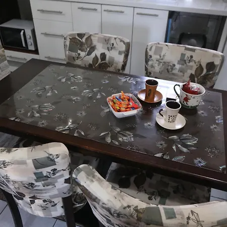 Quiet & Cosy Hillside Hideway Near Bus & Train St Апартаменты *