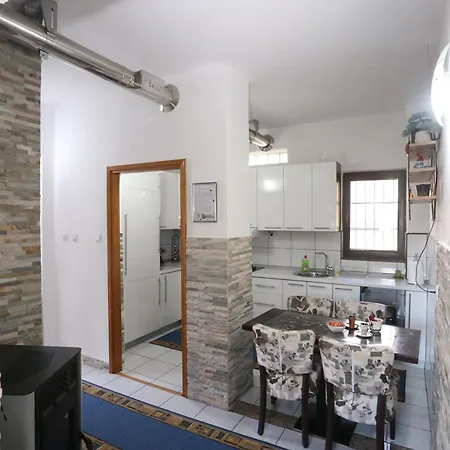 Quiet & Cosy Hillside Hideway Near Bus & Train St *