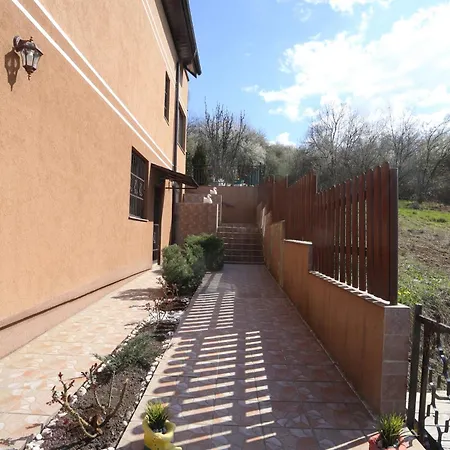 Quiet & Cosy Hillside Hideway Near Bus & Train St Appartement