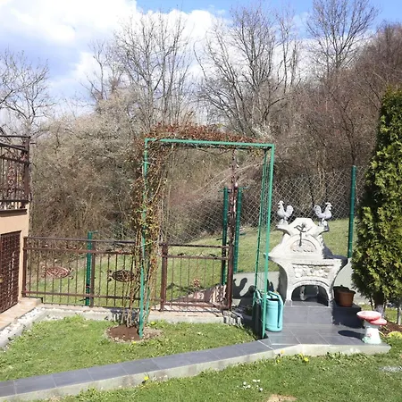Apartman Quiet & Cosy Hillside Hideway Near Bus & Train St *