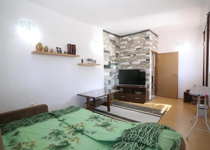 Quiet & Cosy Hillside Hideway Near Bus & Train St Apartman