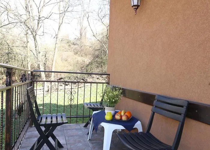 Apartman Quiet & Cosy Hillside Hideway Near Bus & Train St *