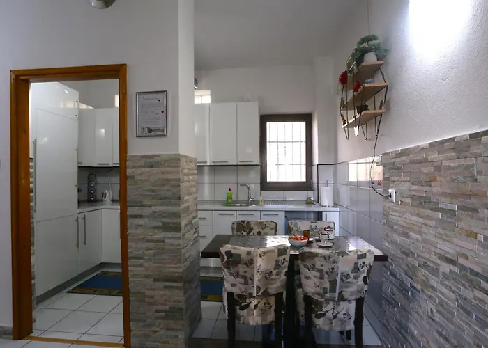 Apartman Quiet & Cosy Hillside Hideway Near Bus & Train St *