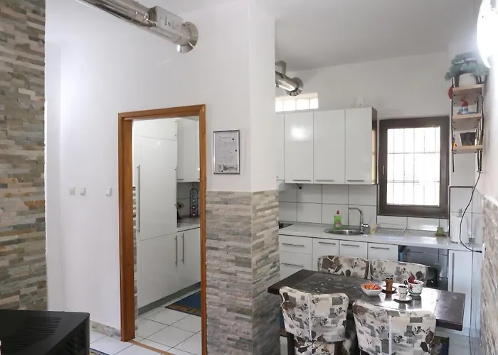 Quiet & Cosy Hillside Hideway Near Bus & Train St *