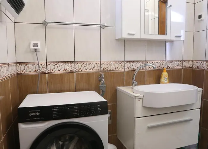 Apartman Quiet & Cosy Hillside Hideway Near Bus & Train St *