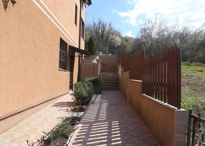 Quiet & Cosy Hillside Hideway Near Bus & Train St Apartman