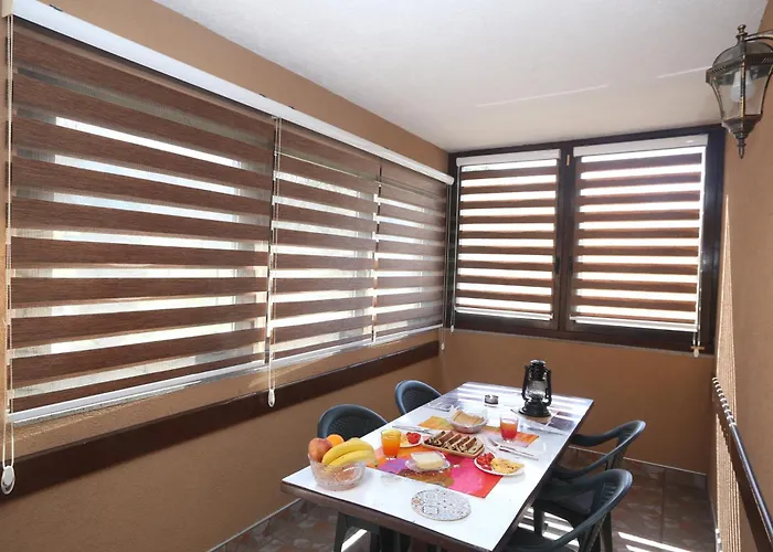 Quiet & Cosy Hillside Hideway Near Bus & Train St Apartman