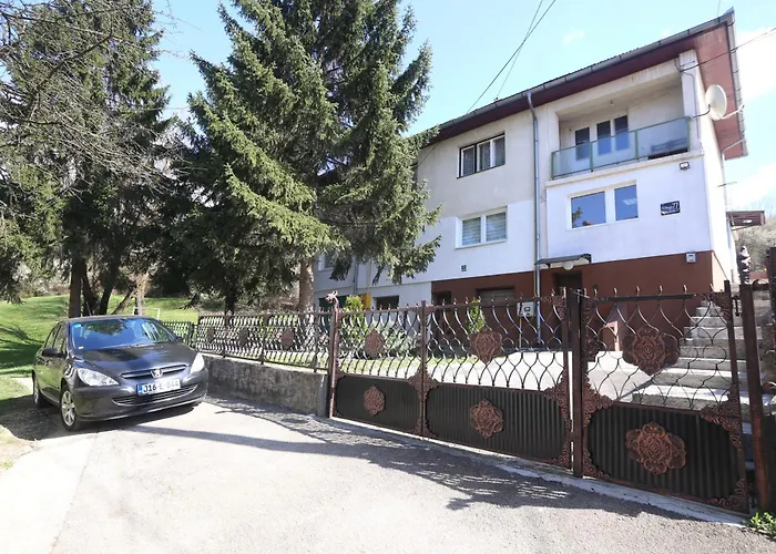 Apartman Quiet & Cosy Hillside Hideway Near Bus & Train St