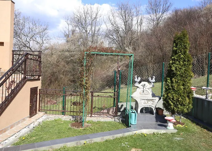 Apartman Quiet & Cosy Hillside Hideway Near Bus & Train St *